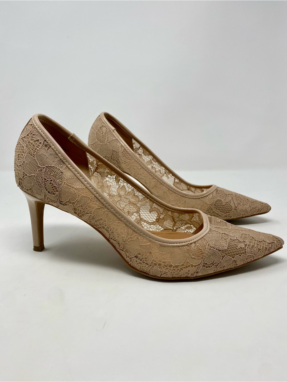 Women’s Lace Pointed-Toe Pumps in Nude Size 9
